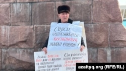 Гражданский активист Мурат Нурланов проводит одиночный пикет у памятника Абаю. 9 января 2024 года