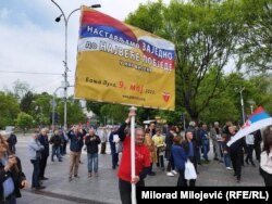 Dane Čanković, predsjednik pokreta "Izbor je naš" nosio je tokom marša 9. maja transparent na kojem je pisalo: "Nastavljamo zajedno do najveće pobjede u 21. vijeku".