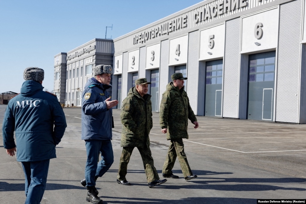 Më 6 mars, 2023, Kremlini publikoi fotografi të ministrit rus të Mbrojtjes, Sergei Shoigu, që thuhet se po vizitonte një qendër mjekësore, të ndërtuar nga ushtria ruse në Mariupol. Data e vizitës së Shoigut nuk u specifikua.