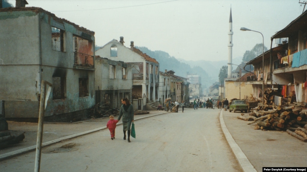 Majka sa djetetom u Srebrenici 1993. godine