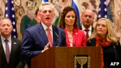 کوین مک‌کارتی، رئیس مجلس نمایندگان آمریکا، در حال سخنرانی در کنست (پارلمان اسرائیل)
