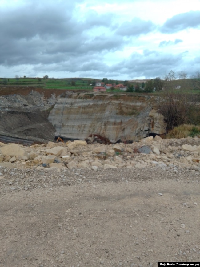 Selo Bašići jedno je od šest sela u kojem se iskopava ruda od 2015. godine.