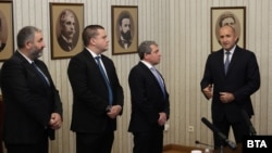 Bulgarian President Rumen Radev (right) receives the unfulfilled government mandate from ITN on August 5. 