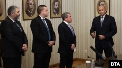 Президентові Болгарії Румену Радеву (праворуч) доведеться призначити чергові парламентські вибори протягом 60 днів