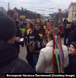 Наталія Лютікова з дітьми на мітингу 8 березня 2014 року, Сімферополь