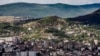 Pamje nga lart e Mitrovicës së Veriut, ku ndodhet Lagja multietnike e Boshnjakëve, 11 tetor 2023.