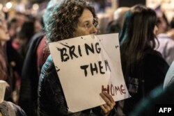 Učesnici protesta nosili su transparente s porukama "Vratite ih kući".