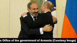 Premijer Jermenije Nikol Pašinjan u zagrljaju s predsednikom Rusije Vladimirom Putinom