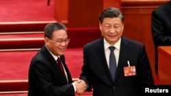 Președintele Xi Jinping (în dreapta) și noul premier, Li Qiang, în timpul unei sesiuni a Parlamentului chinez, de la Palatul Poporului din Beijing.