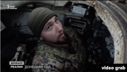 Військовослужбовець ЗСУ Михайло пояснює як привести гармату танка у бойове становище