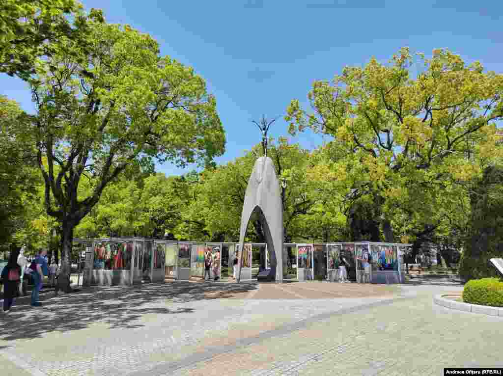 În Parcul Memorial al Păcii din Hiroshima a fost construit un monument dedicat lui Sadako Sasaki, o fetiță de 2 ani, care locuia la 1,6 km de epicentrul exploziei și care a fost aruncată pe fereastră de suflul bombardamentului.&nbsp; Sadako Sasaki a trăit până la 12 ani - a fost apoi răpusă de leucemie. În spitalul în care a fost internată în ultimii ani de viață, Sadako a făcut 644 de cocori de origami. Inițial își propusese să confecționeze 1.000, dar timpul nu a mai ținut cu ea. După moartea ei, colegii de ei de clasă au terminat de făcut cei 1.000 de cocori in locul ei. De atunci s-a păstrat tradiția ca elevii de școală să confecționeze cocori de origami, ca simbol al rugăciunii pentru sănătate și viată lungă, iar în fiecare an&nbsp;, copiii depun cocori din origami în jurul statuii fetiței. &nbsp;