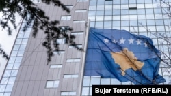 Flamuri i Kosovës i vendosur para ndërtesës së Qeverisë së Kosovës. Fotografi ilustruese. 