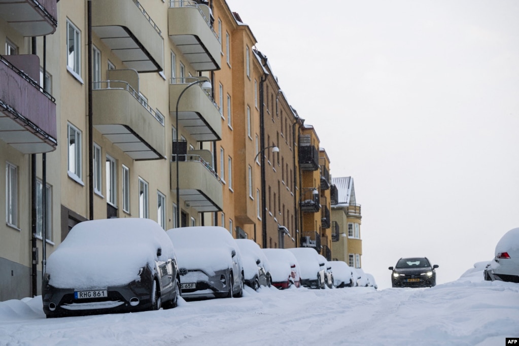 Veturat e mbuluara me borë më 4 janar 2024 në Sundbyberg, afër Stokholmit.