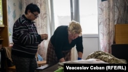 Ecaterina, soția lui Mihai Nesterenco, a învățat să schimbe pungile cu ajutorul asistenților Fundației Hospice Angelus