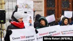 Imagine de la protestul din fața sediului primăriei Chișinău, organizat de Asociația „Părinți Solidari” pe 13 ianuarie, la care zeci de persoane au cerut anularea deciziei administrației capitalei de a suspenda finanțarea grupelor cu program prelungit pentru clasele primare.