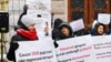 Părinții din Chișinău au protestat din nou, cerând Primăriei să reia finanțarea grupelor cu ora prelungit în școlile primare, sâmbătă, 13 ianuarie 2024 / Foto: Silvia Rotaru/ RFE/RL