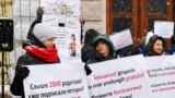 Părinții din Chișinău au protestat din nou, cerând Primăriei să reia finanțarea grupelor cu ora prelungit în școlile primare, sâmbătă, 13 ianuarie 2024 / Foto: Silvia Rotaru/ RFE/RL