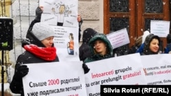 Părinții din Chișinău au protestat din nou, cerând Primăriei să reia finanțarea grupelor cu ora prelungit în școlile primare, sâmbătă, 13 ianuarie 2024 / Foto: Silvia Rotaru/ RFE/RL