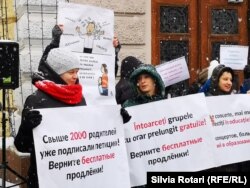 Peste 50 de persoane au protest în fața sediului Primariei Chișinău cu pancarte „Întoarceți grupele cu program prelungit”, „Rușine Ion Ceban” ș.a.