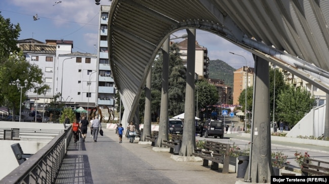 Ura mbi lumin Ibër, që ndan Mitrovicën e Jugut dhe atë të Veriut.