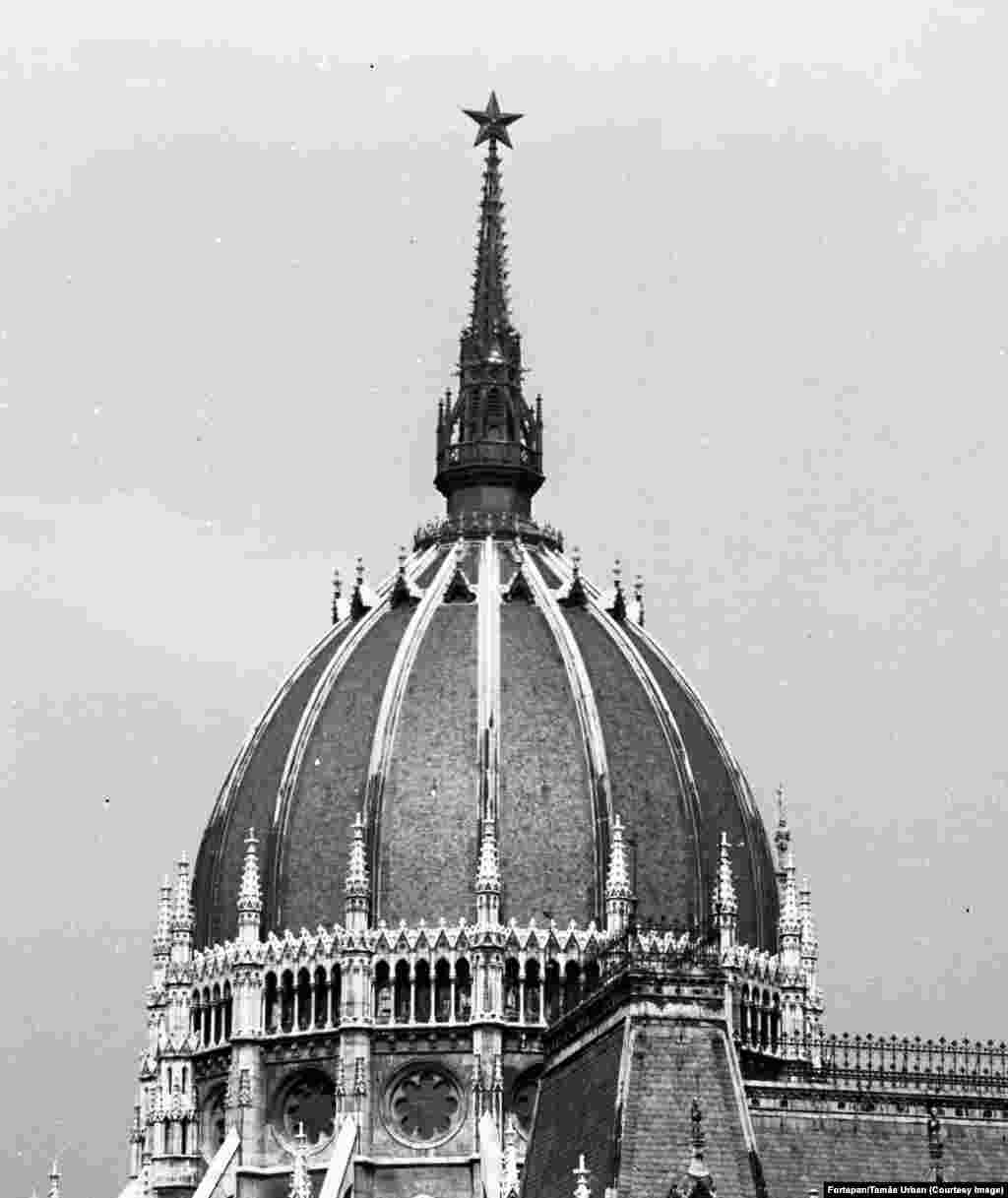 The glowing, 3-meter emblem mimicked Soviet leader Josef Stalin&rsquo;s red stars that had been installed along the walls of Moscow&rsquo;s Kremlin in 1937. According to a report on the Hungarian photo archive Fortepan, the star was initially planned to be installed on the parliament steeple on Stalin&rsquo;s 70th birthday in 1949, but the towering logistics of the emplacement led to its delay until 1950.