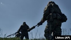 Lunetiști ai armatei ucrainene își schimbă poziția în fața trupelor rusești în apropiere de Bahmut, regiunea Donețk, Ucraina, 2 mai 2023.