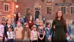 «Це їхній внесок у перемогу»: як українські діти-біженці допомагають співаючи (відео)