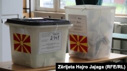 Kutitë e votimit për zgjedhjet parlamentare dhe ato presidenciale, Shkup, 8 maj 2024.