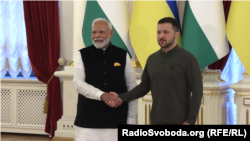 Ukrainian President Volodymyr Zelenskiy (right) and Indian Prime Minister Narendra Modi meet in Kyiv on August 23.