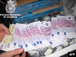 چند سال پیش پلیس اسپانیا مقایر نامشخصی از اسکناس‌های یورو متعلق به اعضای یک گروه مافیایی گرجستان را در توقیف کردند