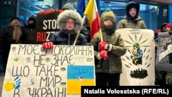 Попри 12-градусний мороз, біля представництва Євросоюзу у Варшаві зібралося 2,5 тисячі людей, щоби нагадати світові про війну Росії проти України
