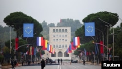 Знамињата на ЕУ и државите од Западен Балкан за време на самитот во рамки на Берлинскиот процес во Тирана на 16 октомври 2023 г.