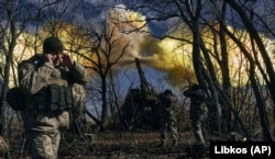 Украинские военные ведут огонь из самоходной гаубицы по российским позициям вблизи Бахмута Донецкой области, 5 марта 2023 года