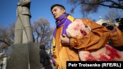 Участник митинга против насилия. Алматы, 26 ноября 2023 года.