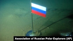 Kapsula od titana s ruskom zastavom vidi se nekoliko sekundi nakon što ju je mini podmornica Mir-1 postavila na morsko dno Arktičkog oceana ispod Sjevernog pola tokom avgusta 2007.