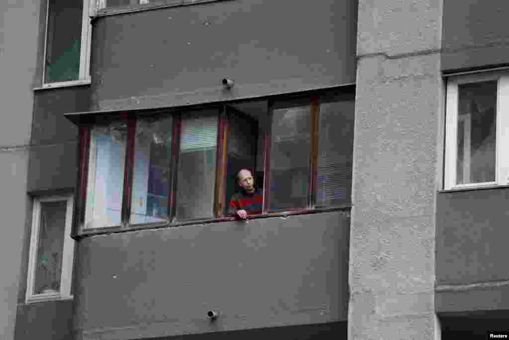 Polupani prozori na obližnjim zgrada u Kijevu, blizu mjesta raketnog napada.