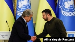 Secretarul general al NATO, Antonio Guterres, și președintele ucrainean, Volodimir Zelenski își strâng mâinile după întâlnirea pe care au avut-o miercuri la Kiev