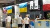 Ukrán menekültek a varsói Global Expo kiállítási csarnokában felállított Humanitárius Segítségnyújtási Központ recepcióján 2022. július 15-én