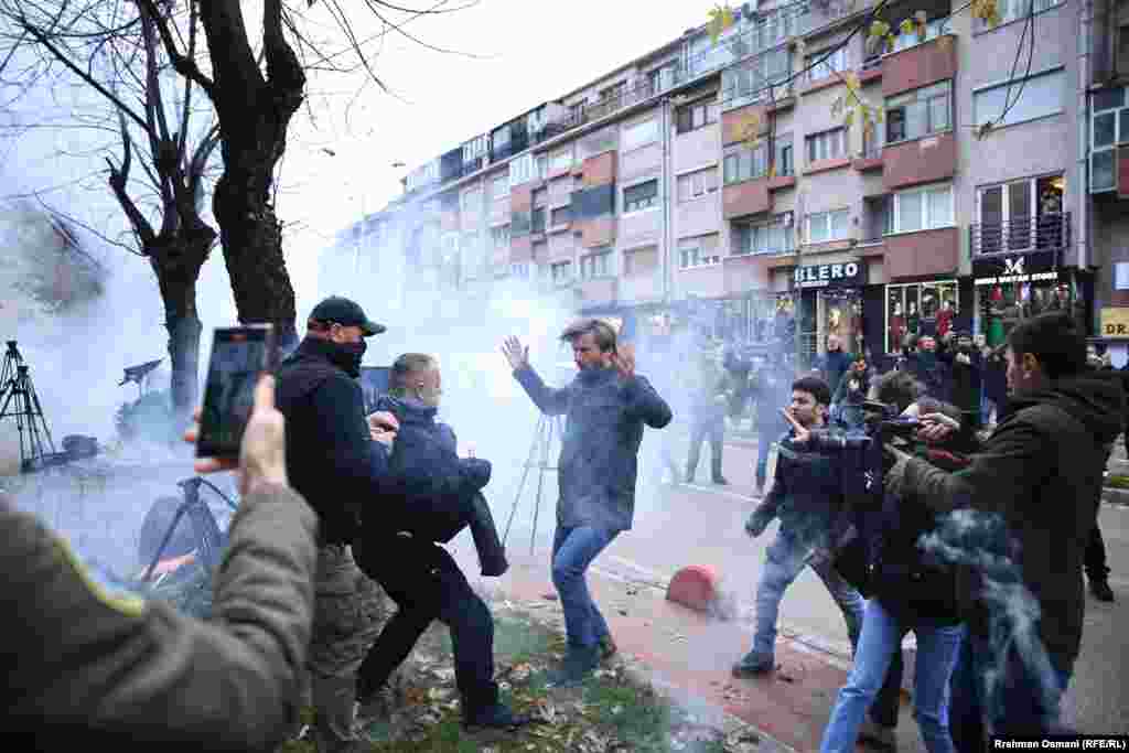 Në Prishtinë u hodhën bomba tymuese gjatë protestës së mbajtur për të kundërshtuar&nbsp; vizitën e kryetares së Dhomave të Specializuara të Kosovës, Ekaterina Trendafilova, Prishtinë.