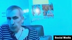 На початку липня з’явилося відео допиту Міхеїла Саакашвілі, на якому було помітно його сильне схуднення і нездоровий вигляд