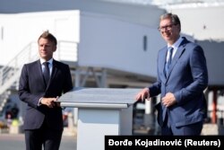 Predsednik Makron i predsednik Vučić prisustvovali su ceremoniji otkrivanja ploče povodom završetka radova na modernizaciji beogradskog aerodroma "Nikola Tesla", 30. avgust 2024.