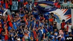 د لکنو سوپر جاینټس ملاتړي د خپلې لوبډلې په ښه کارکردګۍ خوشالي کوي - د اپرېل ۳۰مې انځور. 