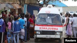 Kola hitne pomoći prevoze tijela žrtava napada na plaži Lido u Mogadišu, Somalija, 3. avgusta 2024.