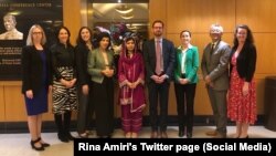توماس وست و رینا امیری نماینده گان امریکا برای افغانستان با ملاله یوسف‌زی فعال حقوق آموزش دختران در واشنگتن دیدار کردند. ( تصویر از صفحه تویتر رینا امیری) 