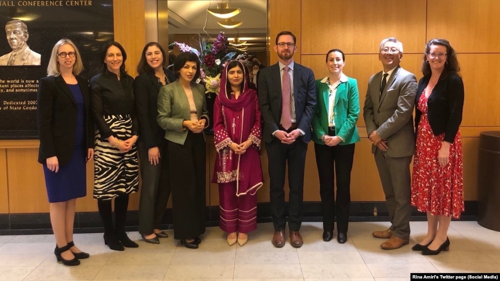 Tom West (center), the former U.S. special representative for Afghanistan, poses with Malala Yousofzai (center) in Washington. (file photo)