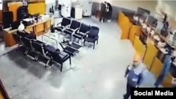 در ویدئویی که از داخل بانک منتشر شده، مشخص است که نگهبان بانک با خونسردی از پشت به آقای سلیمانی شلیک می‌کند