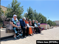 Қаңтарда қаза болғандардың туыстары Шымкент әкімдігі алдындағы алаңға жиналып, жақындарын еске алды. Олар қаза болған жақындарының суреттерін ұстап отырды. Шымкент, 31 мамыр 2023 жыл.