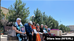 Родственники погибших в дни Кантара у здания акимата Шымкента. 31 января 2023 года