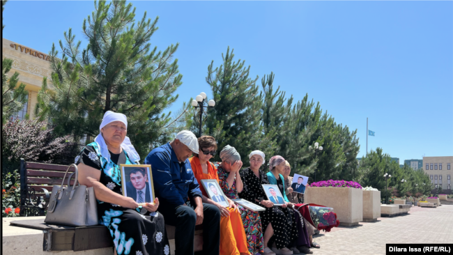 Родственники погибших в дни Кантара у здания акимата Шымкента. 31 января 2023 года