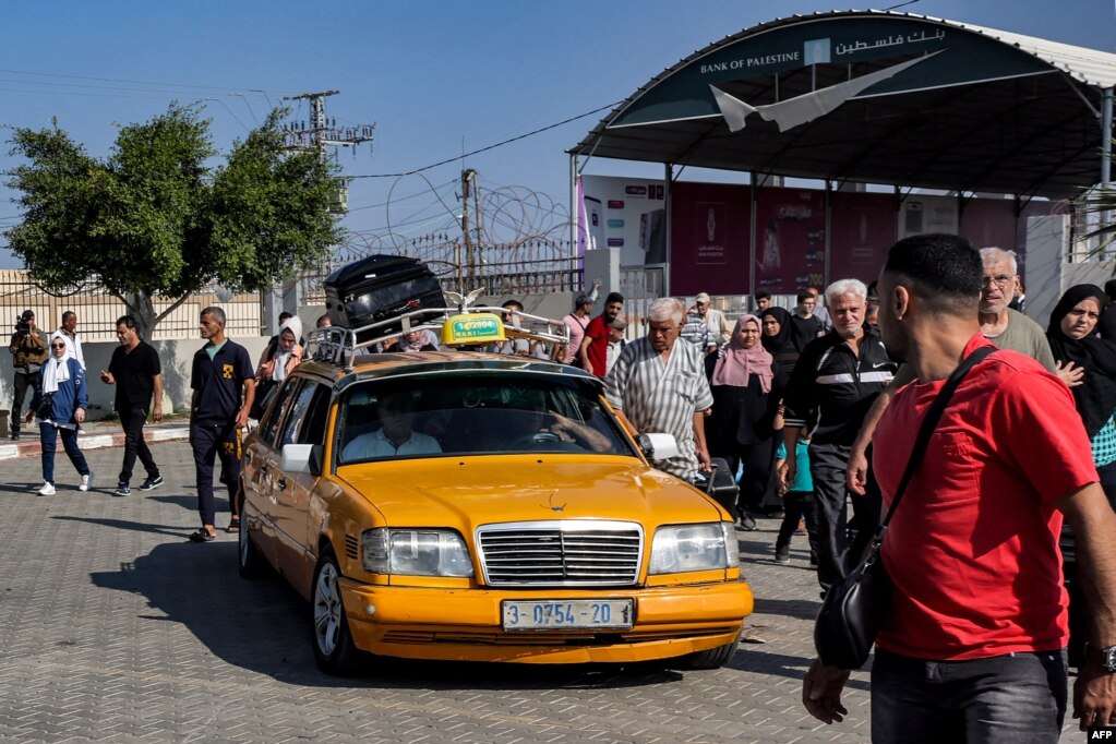 Autoritetit Palestinez për kalimet kufitare tha se plani është që edhe mbi 400 persona që kanë pasaporta të huaja të lejohen të largohen për në Egjipt. 